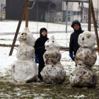 Dos niños juegan con muñecos de nieve en el área urbana de la capital.