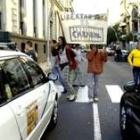 Medio centenar de personas en una protesta espontánea ante el Ayuntamiento contra el auto judicial