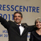 El candidato del gobernante partido GERB, Rosen Plevneliev (i), y la vicepresidenta, Margarita Popova (d), celebran la victoria en las elecciones presidenciales búlgaras.