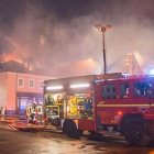 Los bomberos trabajan en la extinción del incendio del edificio que debía acoger a refugiados en Bautzen.