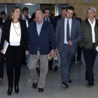 La consejera, con los representantes de las denominaciones de origen, ayer, en Valladolid.