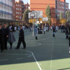 Alumnos de un colegio de León en el horario de recreo.