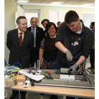 Marino Arranz y Mercedes Fernández, en el centro de FP.