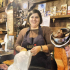 Irene Arias Álvarez es la dependienta de la Despensa de Puerta Moneda, dónde comprar productos de León.