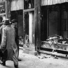 Tienda judía, destrozada durante la Noche de los cristales rotos, en Berlín, en noviembre de 1938.