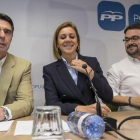 El exministro de Industria, Energía y Turismo José Manuel Soria, la secretaria general del PP, María Dolores de Cospedal, y el nuevo presidente del PP de Canarias, Asier Antona, durante un Comité Ejecutivo Regional.