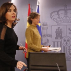 La vicepresidenta, Soraya Sáenz de Santamaría, y la ministra de Agricultura, en la rueda de prensa posterior al Consejo de Ministros.
