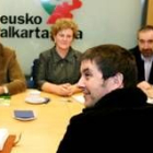 Otegi, con la presidenta de EA, Begoña Erratzi, durante el encuentro de ayer en Bilbao