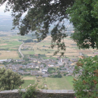 La localidad de Congosto vista desde La Peña, ambas incluidas en la Ruta de la Conquista.