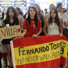 Algunos de los más de 200 aficionados que esperaban a los jugadores de la selección en el aeropuerto Adolfo Suárez.