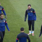 Lionel Messi, junto a algunos de sus compañeros, en el entrenamiento del Barça en París.