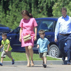 El líder del Partido Liberal Demócrata Nick Clegg, acompañado de su familia, en una imagen de archivo.
