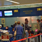 Pasajeros esperan su turno en un mostrador en el aeropuerto romano de Fiumicino. TELENEWS
