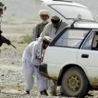 Un miembro de la marina británica inspecciona el vehículo de un afgano, al sureste del país