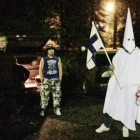 El manifestante vestido con ropas del Ku Klux Klan en la protesta contra los refugiados en Finlandia.