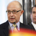 El ministro de Hacienda, José Luis Montoro, y de fondo, el embajador de Estados Unidos en España. Alan D. Solomont.