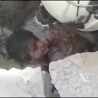 Desesperado rescate de un niño sirio en Alepo.