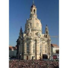 La Frauenkirche tomada en julio de 1971 y iglesia reconstruida en Dresde en una imagen tomada ayer