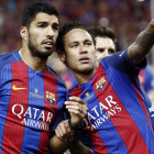Neymar, junto a Suárez y Messi, detrás, en la final de la Copa del Rey. MARISCAL