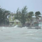 Vista del fuerte oleaje que golpea las casas de Punta Gorda en la Bahía de Cienfuegos en Cuba