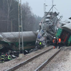 La policía y los servicios de emergencia, en el escenario del choque frontal entre dos trenes cerca de Zawiercie (Polonia).