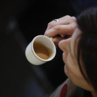 Mujer con una taza de café.