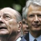 Jaques Chirac, seguido del primer ministro, Domique de Villepin, en los jardines del Elíseo