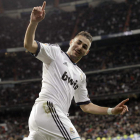 Karim Benzema celebra el gol que acababa de marcar, el primero del Madrid en el partido ante el Valencia.