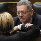Ruiz-Gallardón conversa con la diputada de UPyD, Rosa Díez, en el pleno del Congreso.