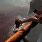 Una persona prueba la viscosidad del agua contaminada.