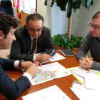 García, con el director y el jefe de Infraestructuras de Sanidad. DL