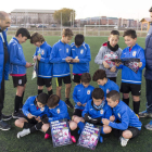 El presidente de la Peña, Manolo Díaz, y el coordinador, Francisco Rodríguez, junto a varios niños que componen la base del equipo leonés. FERNANDO OTERO PERANDONES