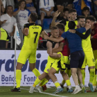Los jugadores del Girona enloquecen tras doblegar al Tenerife y conseguir el ascenso a Primera División. MIGUEL BARRETO