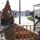 Un operario de la concesionaria acondiciona una zona de la red del abastecimiento de agua.