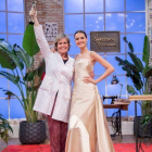 Rosa León con la modelo Blanca Padilla, que lleva el vestido que le dio la victoria en la segunda temporada de Maestros de la costura.