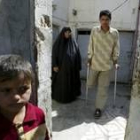 El joven iraquí Talib Kasim, con su madre y hermano, perdió una pierna en un ataque estadounidense
