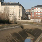 Imagen de uno de los tramos sinuosos del Canal de Cornatel a su paso por la parte alta de Ponferrada.