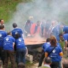 Miembros de club de lucha leonesa elaborando la paella popular