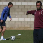 El entrenador culturalista Álvaro Cervera hace indicaciones mientras Iván Mateo, entrena detrás.