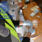 La policía requisa dinero en efectivo junto a diversos efectos hallados durante la actuación que ha tenido lugar en el marco de la operación "Maribel".