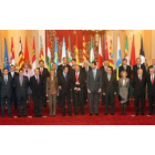El Rey y el Príncipe Felipe, en el centro de la imagen, junto a Zapatero, varios ministros, los pres