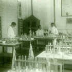Alumnos en el laboratorio del antiguo edificio de los escolapios en el Corral de Villapérez. ARCHIVO