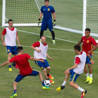 Iniesta, en el centro, lidera a la selección española en Francia. CAROLINE BLUMBERG