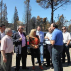 Isabel Carrasco charla en los terrenos calcinados con los alcaldes afectados por el incendio