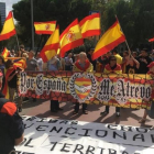 Una decena de ultras se concentraron a las puertas de Catalunya Ràdio para manifestarse contra la periodista Mònica Terribas.