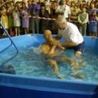 Ceremonia de bautismo de los Testigos de Jehová en el  Palacio Municipal de Deportes