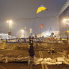 Manifestantes ondean una bandera de Ucrania en una protesta en Kiev.