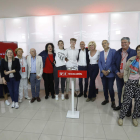 José Antonio Diez con los concejales electos y su familia en la noche electoral. FERNANDO OTERO