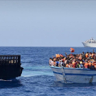 Rescate de 369 inmigrantes a la deriva en un bote de madera, en aguas al norte de Libia, a cargo de la nave británica HMS Bulwark, en mayo del 2015
