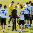 Jose Mourinho conversa con Ángel di María durante el entrenamiento del Real Madrid.